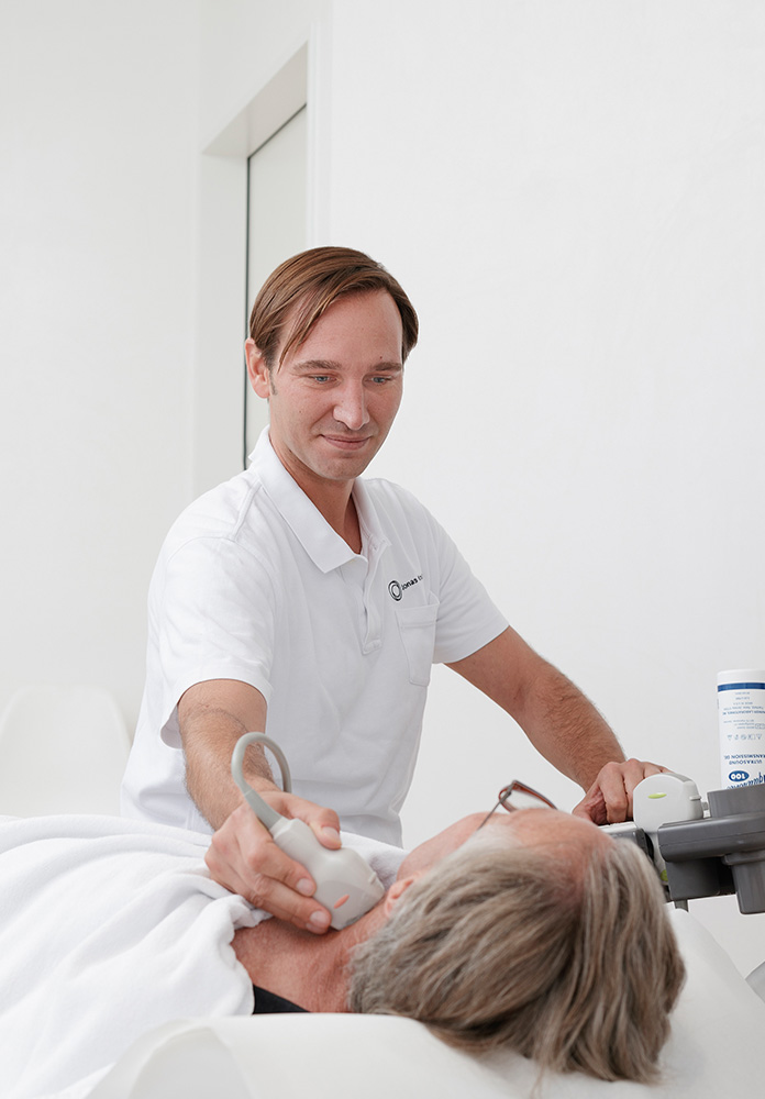 Jonas Knöchel behandelt einen Patienten Jonas Knöchel behandelt einen Patienten