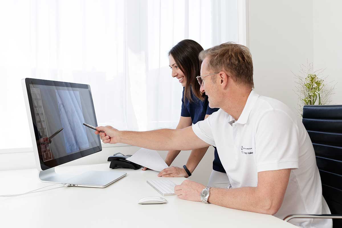 Dr. Kalka im Gespräch mit einer Mitarbeiterin Dr. Kalka im Gespräch mit einer Mitarbeiterin